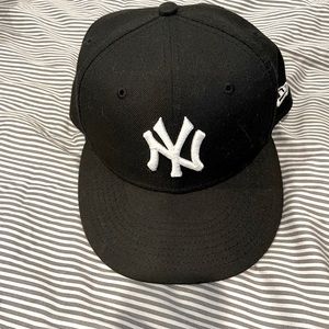 59 Fifty Black wool yankee hat